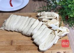 五花肉焖豆腐皮的做法图解2