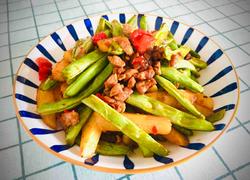 干锅肉丁配土豆四季豆