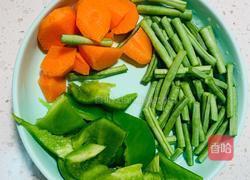 土豆豆角燉豬肉塊的做法圖解1