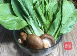香菇炒小白菜的做法图解1