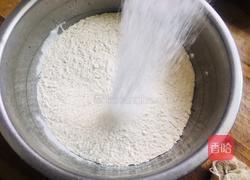 奶香小餐包的做法图解1