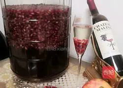 Illustration of how to make pomegranate fruit wine 1