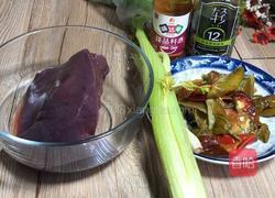 泡椒西芹炒猪肝的做法图解1