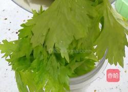 芹菜汁手擀面的做法图解1