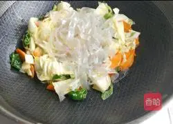 Illustration of how to make carrot and cabbage vermicelli 6