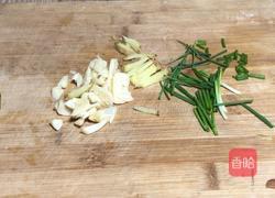 茼蒿炒肉丝的做法图解4