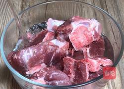 板栗萝卜猪骨汤的做法图解1