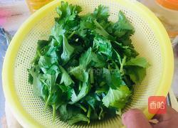 芹菜叶煎蛋的做法图解1