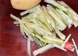 黄瓜土豆丝的做法图解1