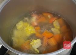 胡萝卜玉米排骨汤的做法图解6