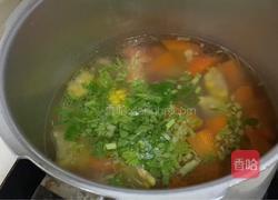 胡萝卜玉米排骨汤的做法图解7