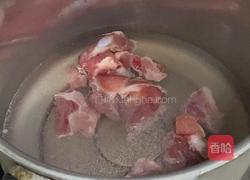 胡萝卜玉米排骨汤的做法图解2