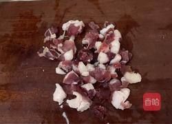 腊肠炒豌豆的做法图解1