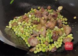 腊肠炒豌豆的做法图解7