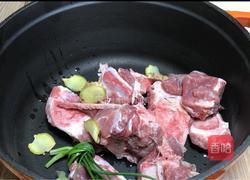 南瓜萝卜脊骨汤的做法图解3