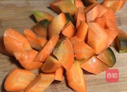 红萝卜烧排骨的做法图解1