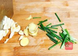 红萝卜烧排骨的做法图解2