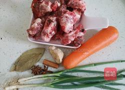 胡萝卜烧排骨的做法图解1