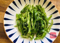 青椒豆干炒腊肠的做法图解1