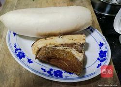 回锅肉炒白萝卜的做法图解1