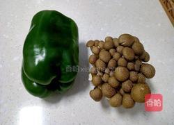 青椒培根炒蟹味菇的做法图解1