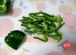 青椒培根炒蟹味菇的做法图解4