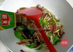 青椒培根炒蟹味菇的做法图解13