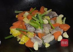 玉米胡罗卜烧排骨的做法图解6