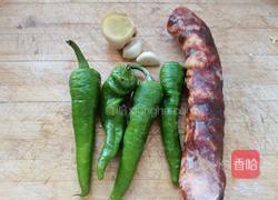 青椒腊肠的做法图解1