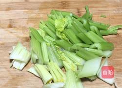 芹菜炒牛肉的做法图解2
