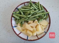 排骨土豆炖豆角的做法图解2