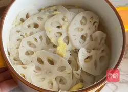 Illustration of how to mix minced ginger with lotus root 10