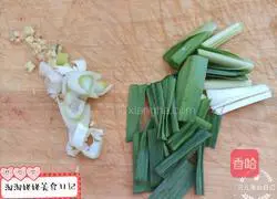 Illustration of how to make potato slices braised in dry pot sauce 1