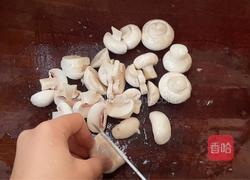 蘑菇炒鸡蛋的做法图解1