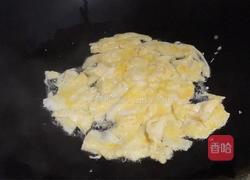 蘑菇炒鸡蛋的做法图解4