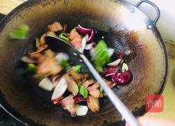 青椒洋葱炒腊肉的做法图解4