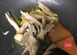 青菜焖平菇的做法图解1