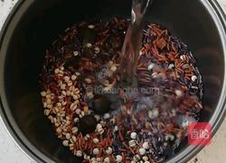 紫米杂粮粥的做法图解1