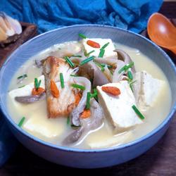 平菇豆腐清炖鱼汤