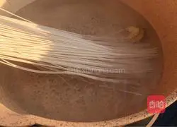 Illustration of how to make shredded vegetable and pork noodle soup 5