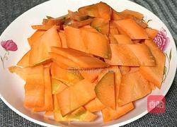 胡萝卜炒香肠的做法图解2