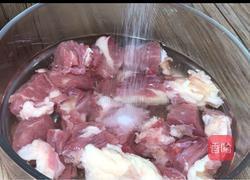 牛肉焖芋头的做法图解1