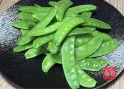 Illustration of how to make fried lotus root slices with pepper, sesame and snow peas 1