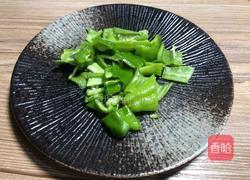 青椒胡萝卜炒香肠的做法图解3