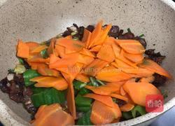 青椒胡萝卜炒香肠的做法图解9