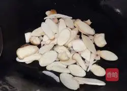 Illustration of how to stir-fry shrimps with king oyster mushrooms 3