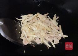 手撕杏鲍菇炒肉片的做法图解6