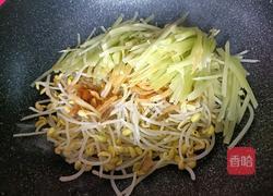 莴笋炒黄豆芽的做法图解7