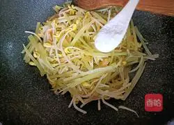 Illustration of how to stir-fry lettuce and soybean sprouts 9
