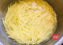 土豆丝炒酸菜的做法图解1